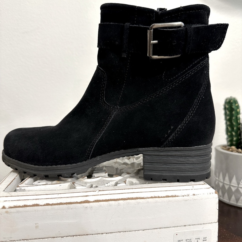 Clarks suede bootie